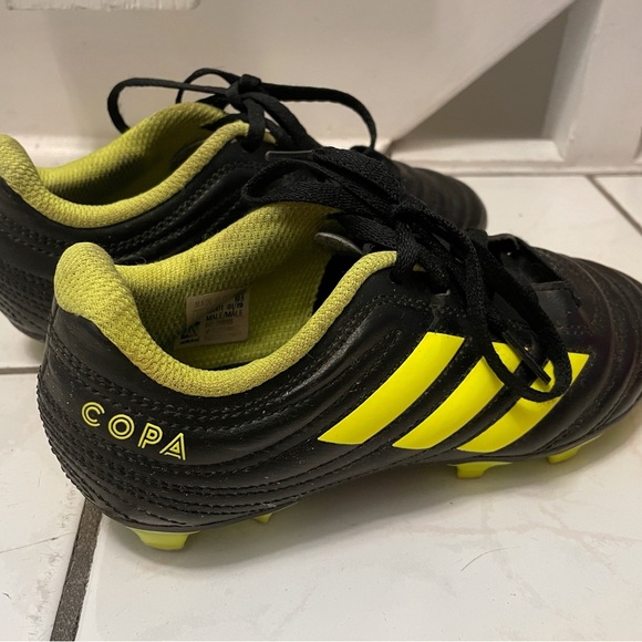 Kids’ Adidas Soccer Cleats - size 1Y - Picture 2 of 5